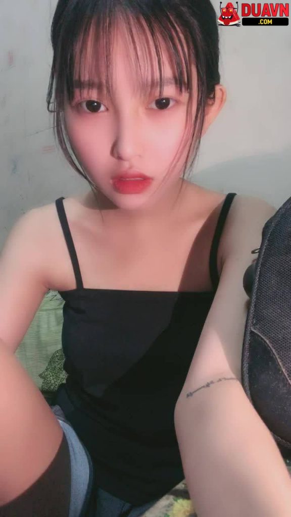 Âu Thanh Tuyền – Gái mới lớn lộ ảnh nude