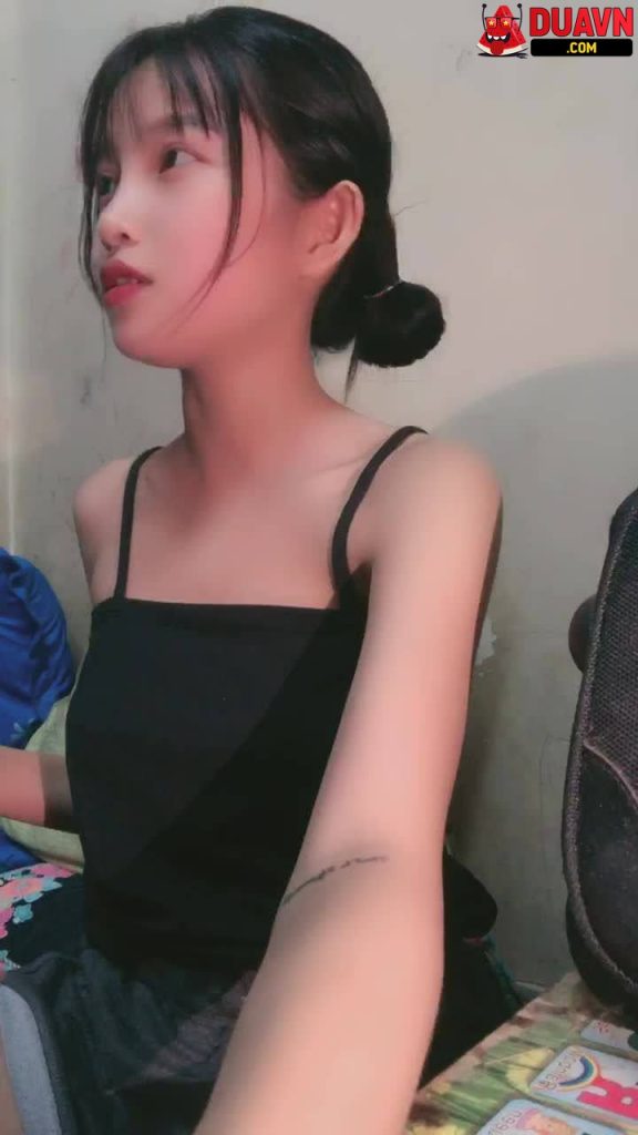 Âu Thanh Tuyền – Gái mới lớn lộ ảnh nude