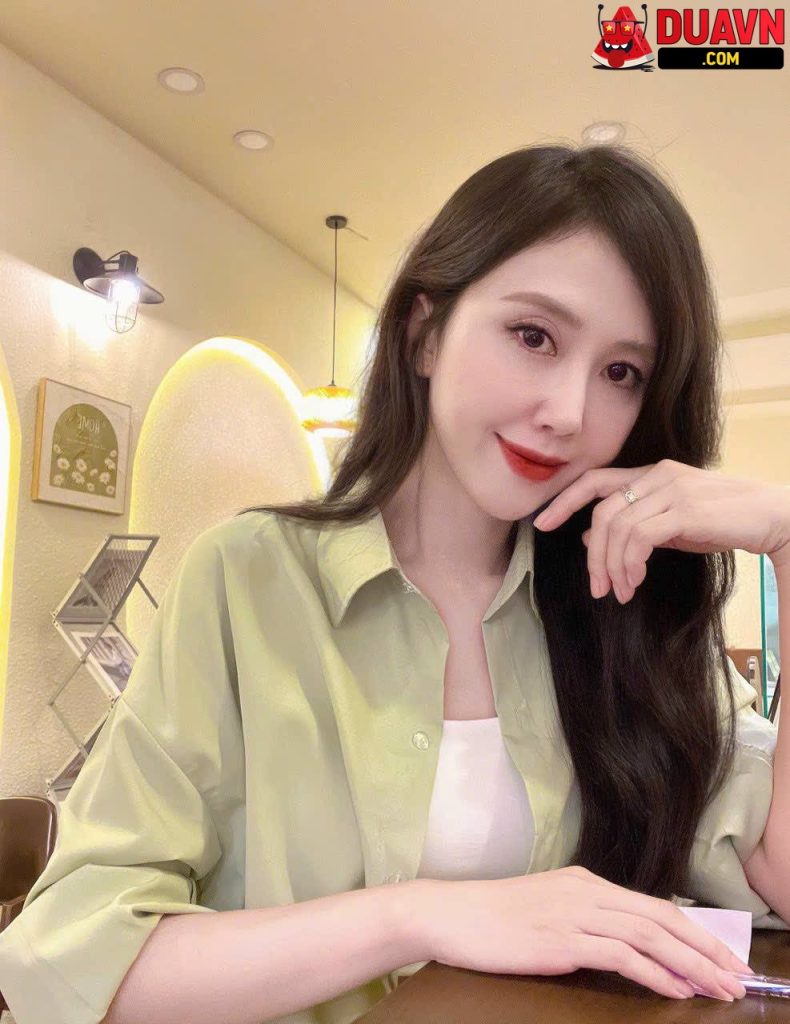 Em mẫu ảnh hotgirl bị lộ clip nóng với bạn trai