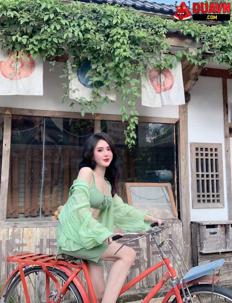 Em mẫu ảnh hotgirl bị lộ clip nóng với bạn trai