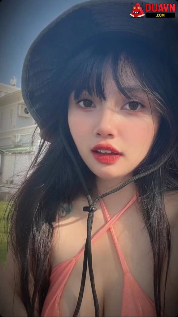 Em mặt xinh bú cu lút cán
