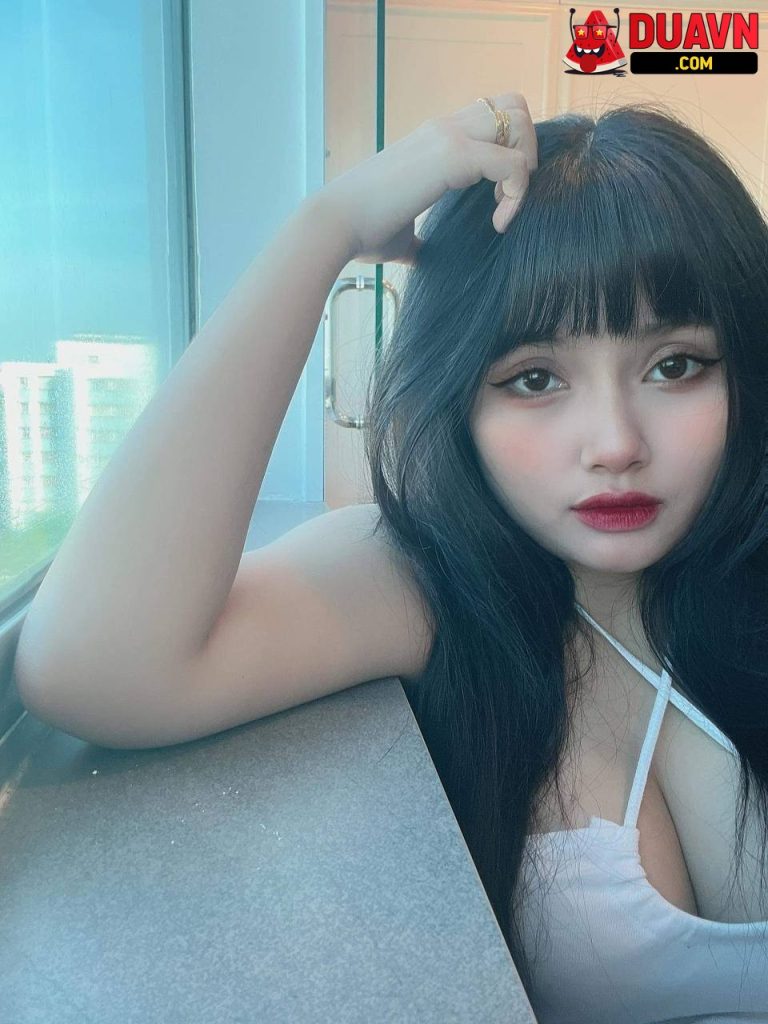 Em mặt xinh bú cu lút cán
