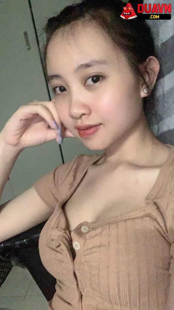 Em sinh viên bím đẹp lộ clip sex bú cu bạn trai