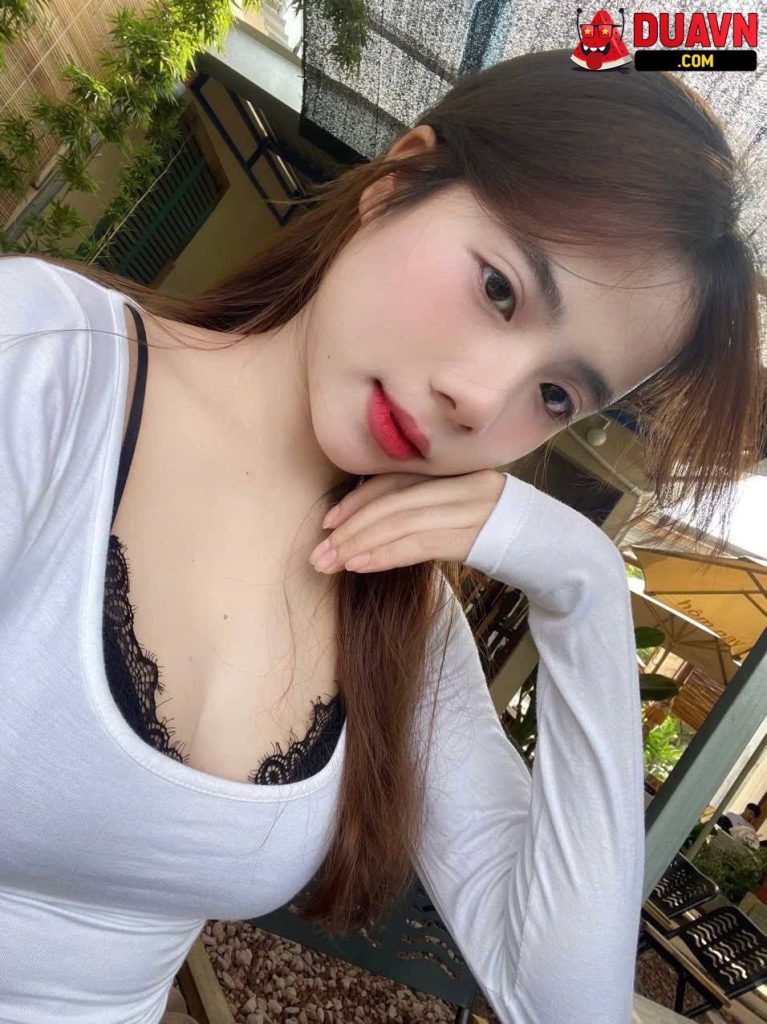 Em nhân viên spa lộ clip bú cu cực dâm