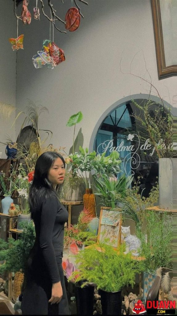 Em gái cười hiền khi bị xuất tinh lên mặt