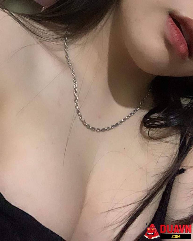 Em gái cười hiền khi bị xuất tinh lên mặt