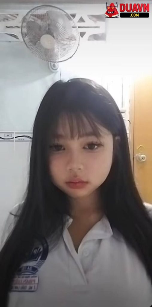 Gái sinh viên mặt dâm lộ clip sex với bố đường
