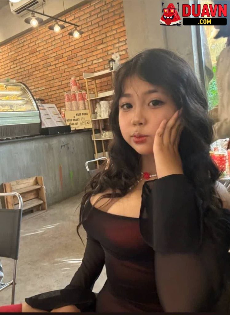 Gái sinh viên mặt dâm lộ clip sex với bố đường