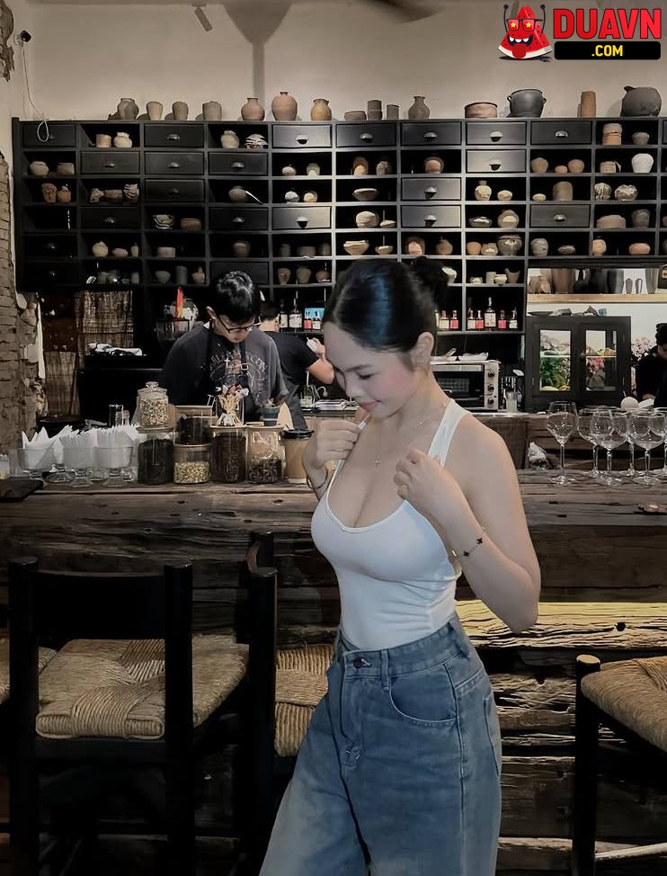 Hotgirl dáng ngon bím múp mặc quần lọt khe thủ dâm
