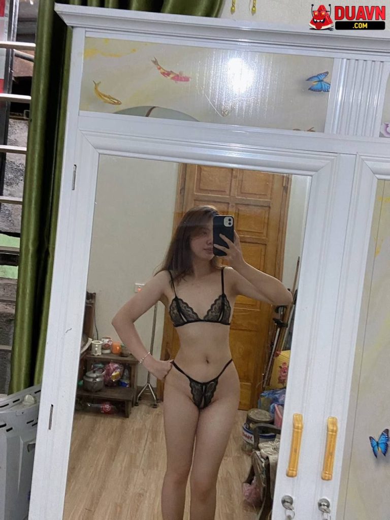Em sinh viên thích chơi dưa chuột