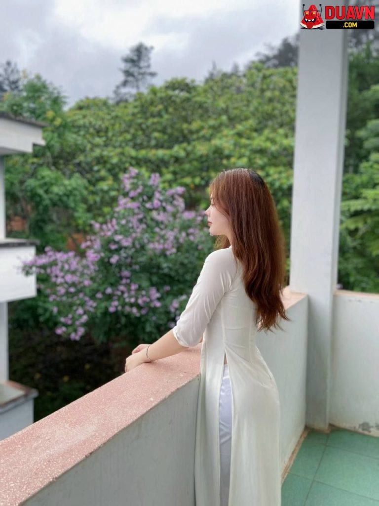 Em sinh viên thích chơi dưa chuột