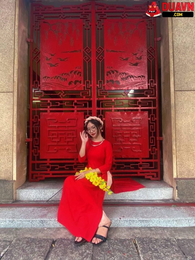 Em kính cận mặt dâm bú cu cho bạn trai