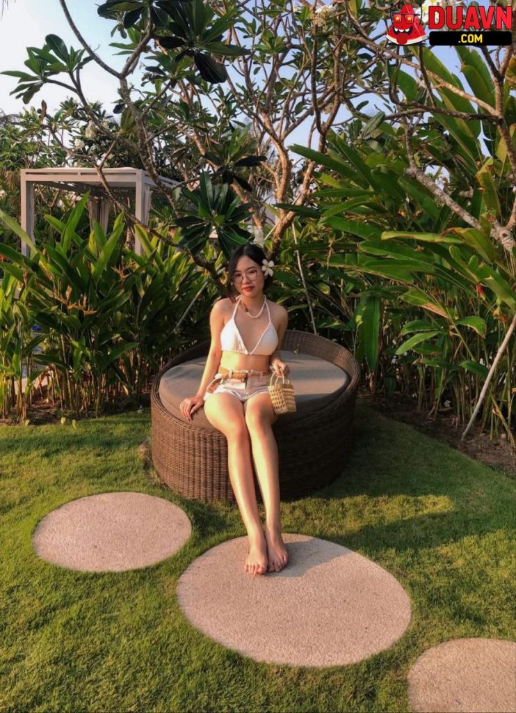 Em kính cận mặt dâm bú cu cho bạn trai