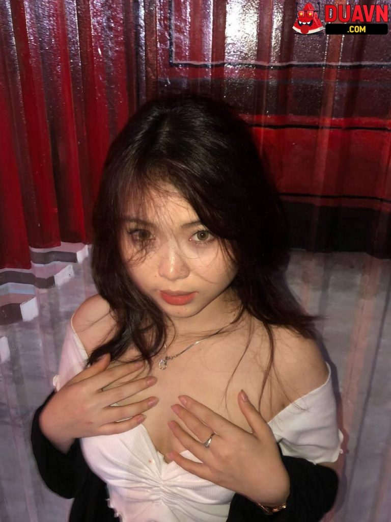 Em gái mặt xinh bím múp doggy cùng bạn trai