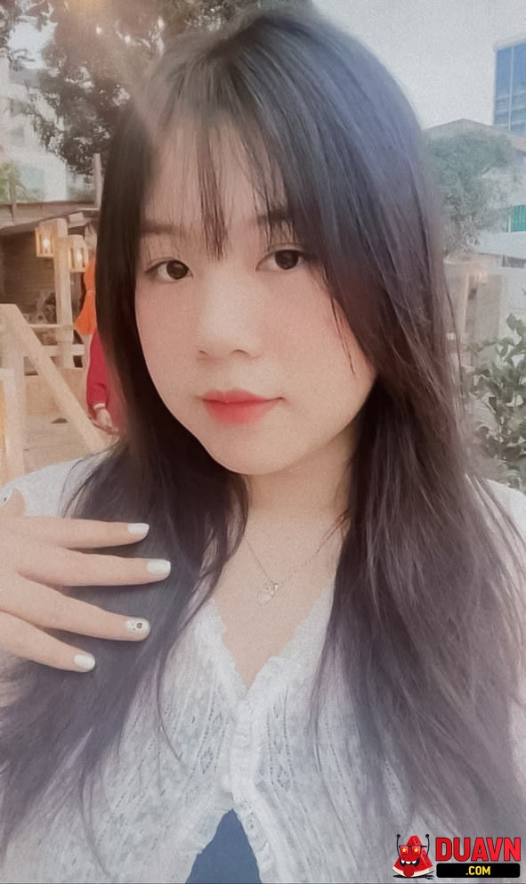 Em gái cười hiền khi bị xuất tinh lên mặt