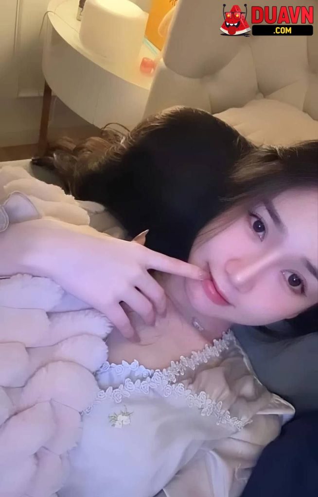 Yến Đỗ – Chủ shop đồ ngủ lộ clip bú cu địt nhau