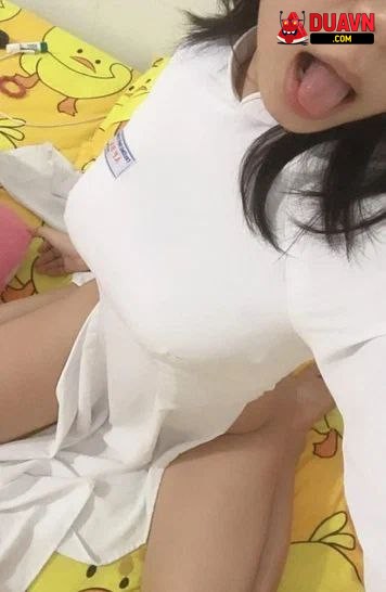 Em học sinh show hàng cực cháy