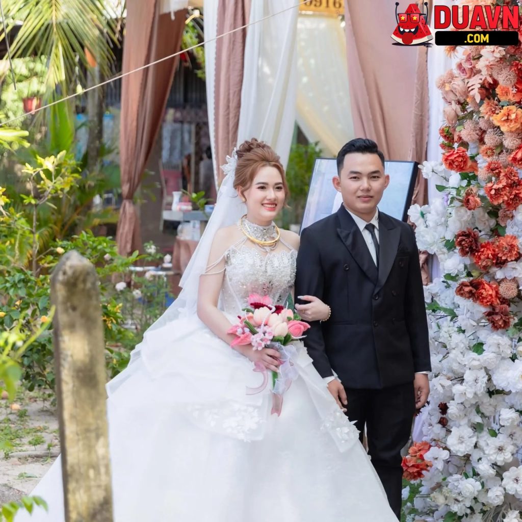 Vợ chồng mới cưới lén hai họ đụ nhau trong phòng