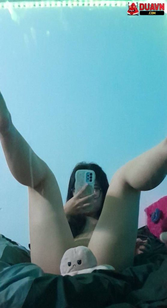 Ivy Vi – Gái ngon mình dây lộ clip nóng với bạn trai
