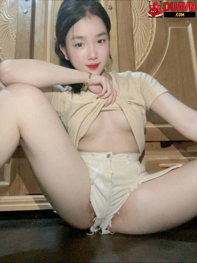 Kiều Trinh – Xinh gái đến đâu cũng phải dạng háng kiếm tiền thôi