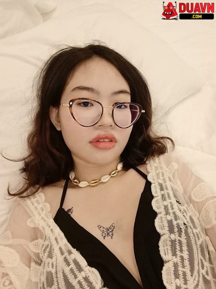 Em kính cận mặt dâm bú cu cho bạn trai