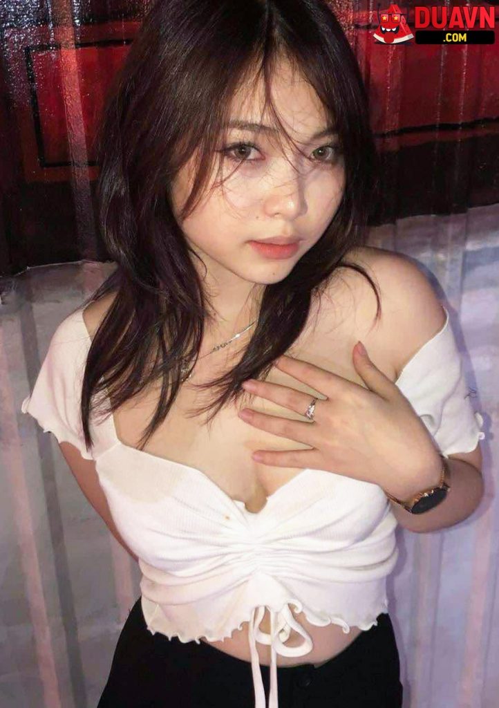 Em gái mặt xinh bím múp doggy cùng bạn trai