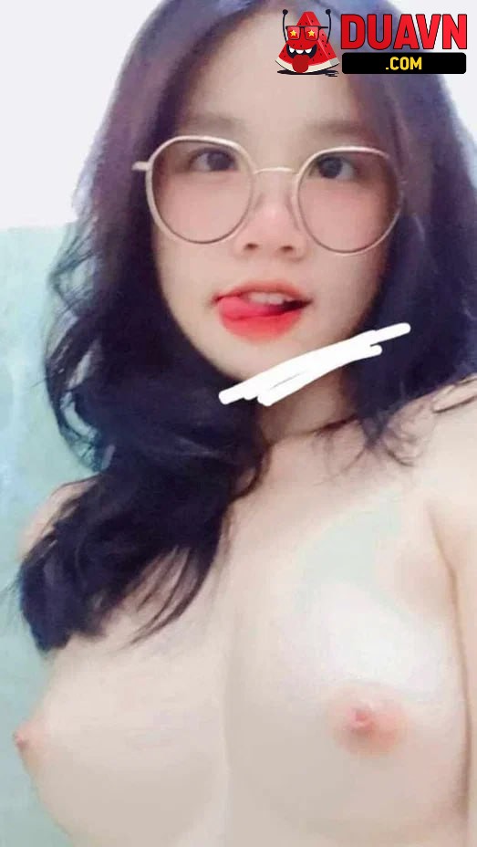 Em Bình lộ ảnh + clip nóng với bạn trai – Hàng họ cực phẩm