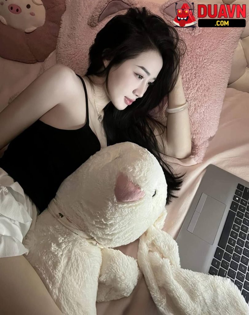 Yến Đỗ – Chủ shop đồ ngủ lộ clip bú cu địt nhau
