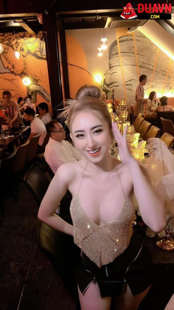 Ái Ngọc – Body bốc lửa uốn éo theo điệu nhạc
