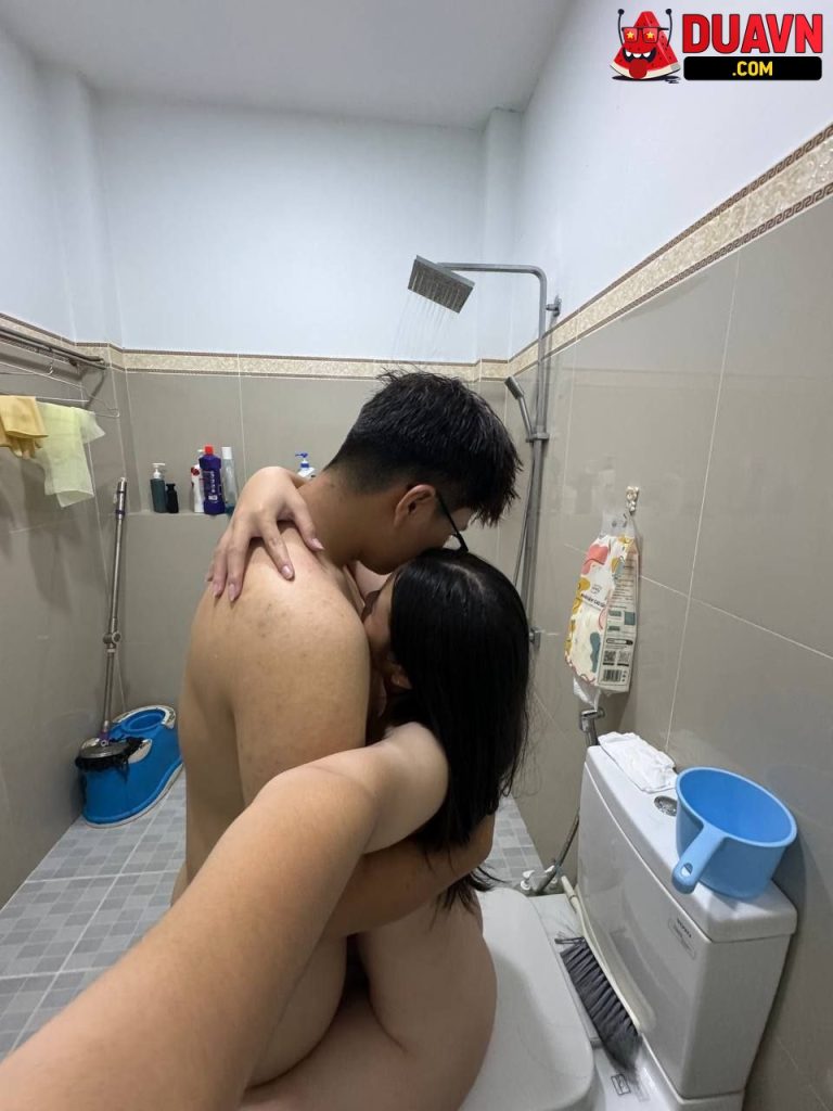 Em gái non tơ địt nhau không ngừng nghỉ