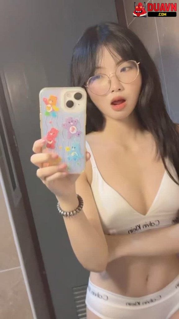 Em kính cận dâm đãng tập bú cu