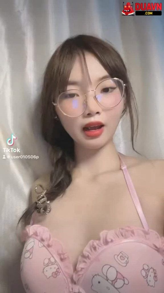 Em kính cận dâm đãng tập bú cu