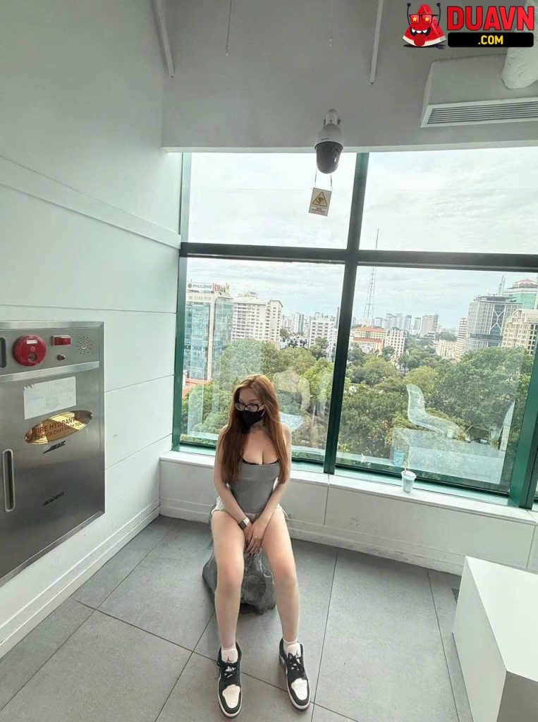 Em kính cận siêu dâm bú cu nuốt tinh