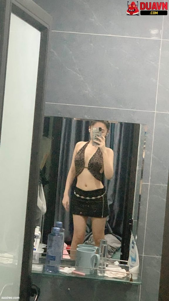 Linh Bi – Em gái trẻ bị lộ ảnh nóng