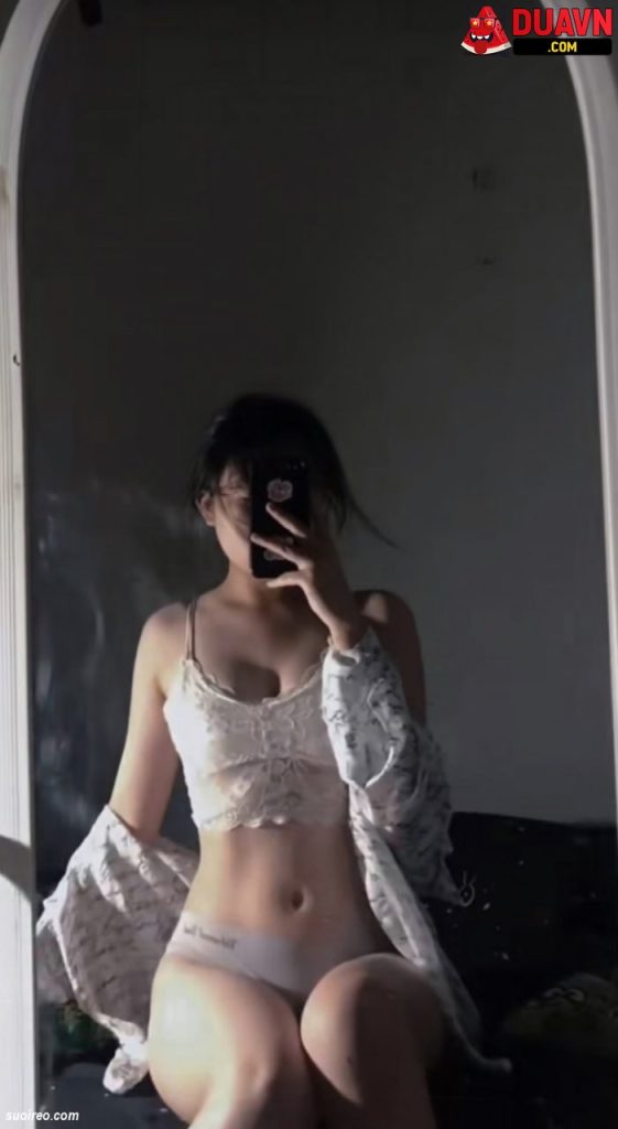 Linh Bi – Em gái trẻ bị lộ ảnh nóng