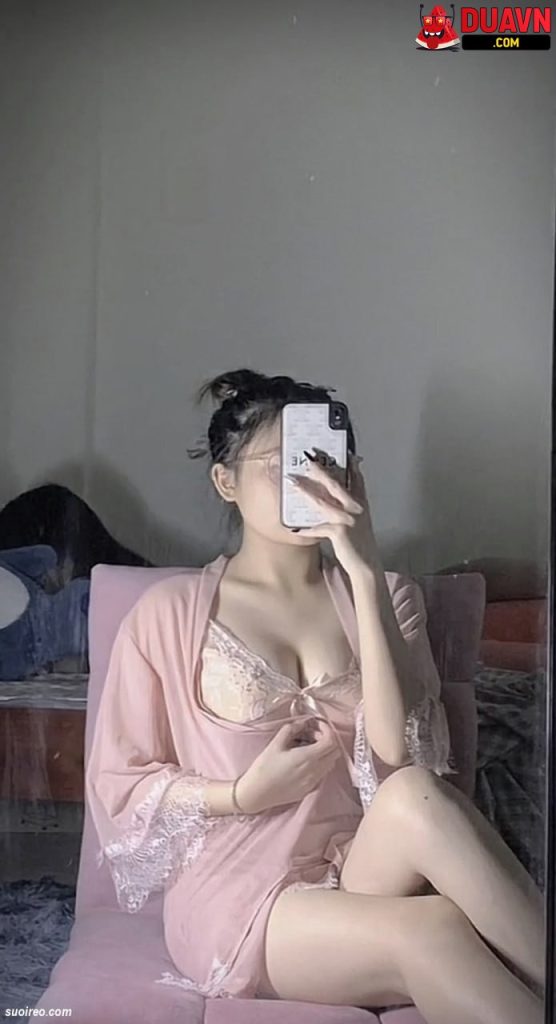 Linh Bi – Em gái trẻ bị lộ ảnh nóng