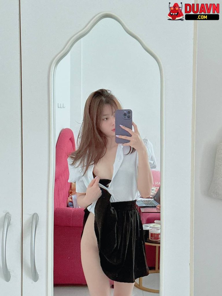 Em mình dây cởi đồ khoe vú