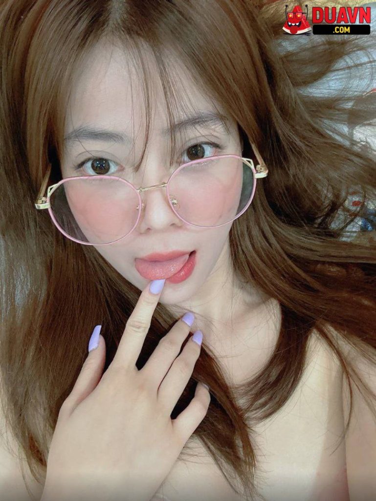 Em mình dây cởi đồ khoe vú