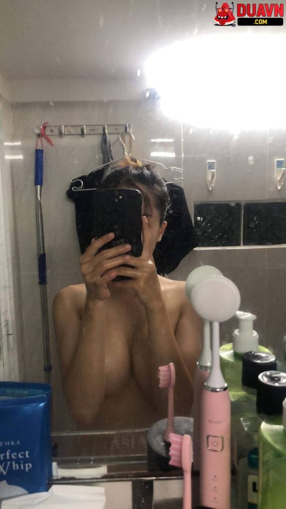 Địt em vú to nẩy tưng tưng