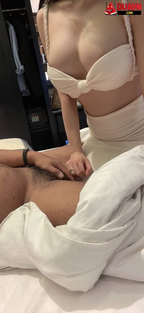 Vú to lồn hồng, đụ em sướng phải biết