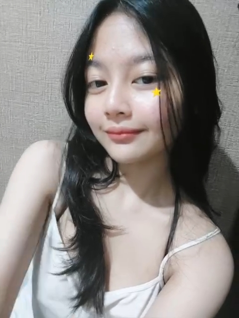Gái mới lớn khoe vú trắng nõn