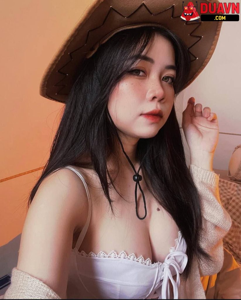 Em Bikini đỏ mặt dễ thương thích cưỡi ngựa