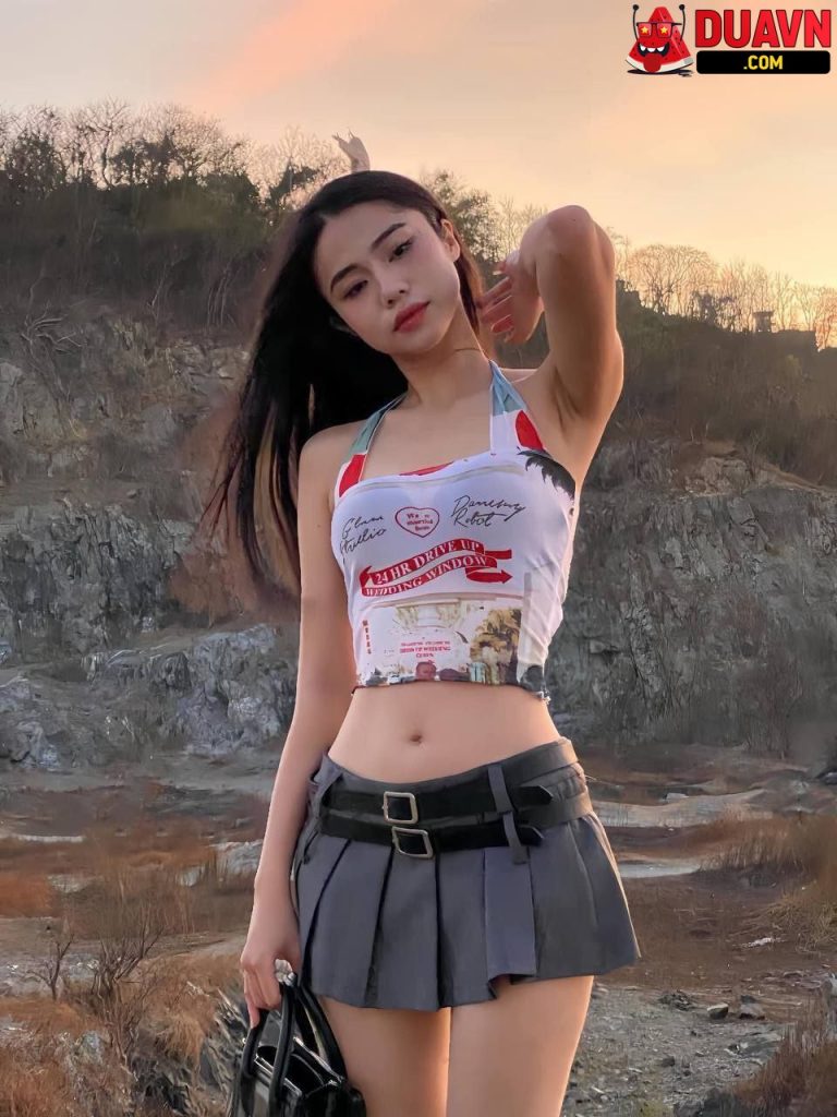 Em gái có sở thích mặc đồ thỏ khi địt nhau