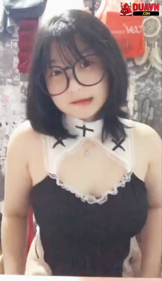 ebelili04 – Cô chủ shop đồ cosplay có sở thích show hàng