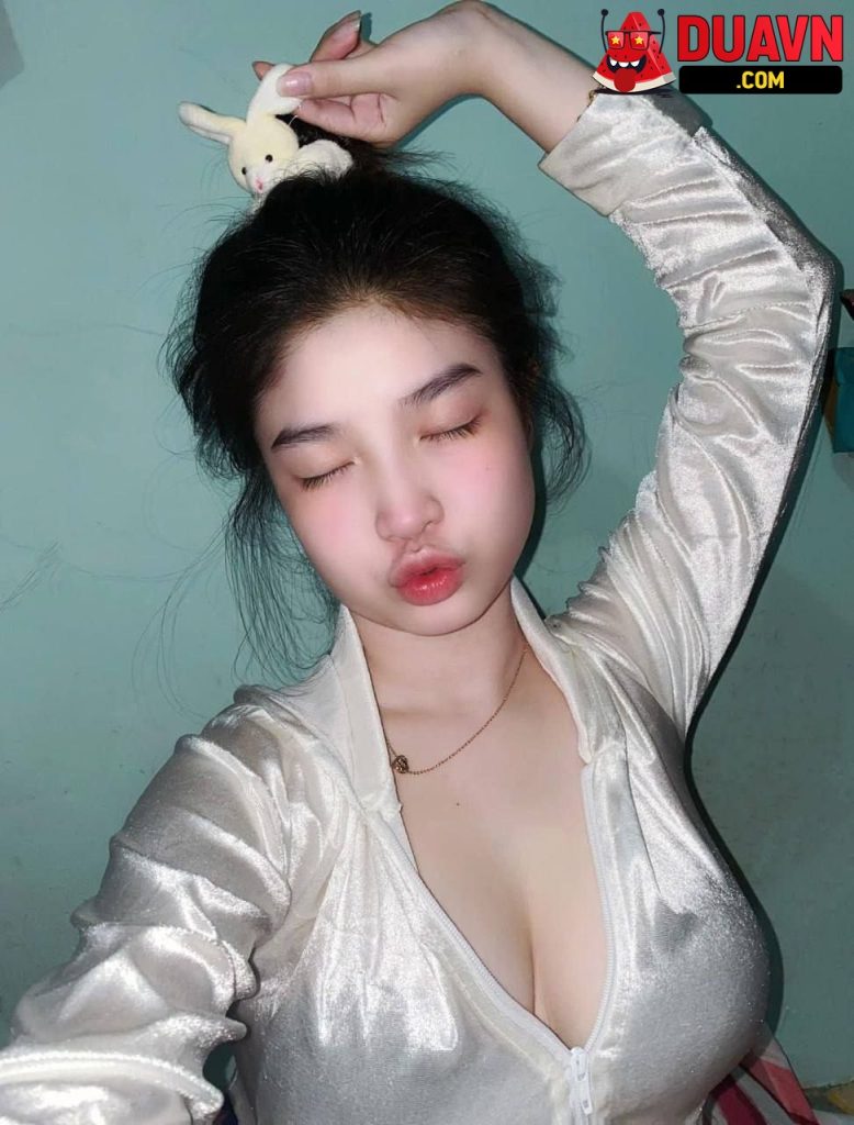 Em sinh viên ngọt nước lộ clip địt nhau với bạn trai