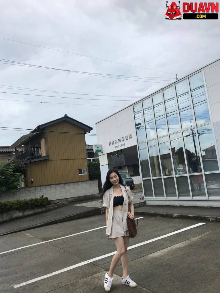Em ghệ dâm thích bắn tinh lên mặt