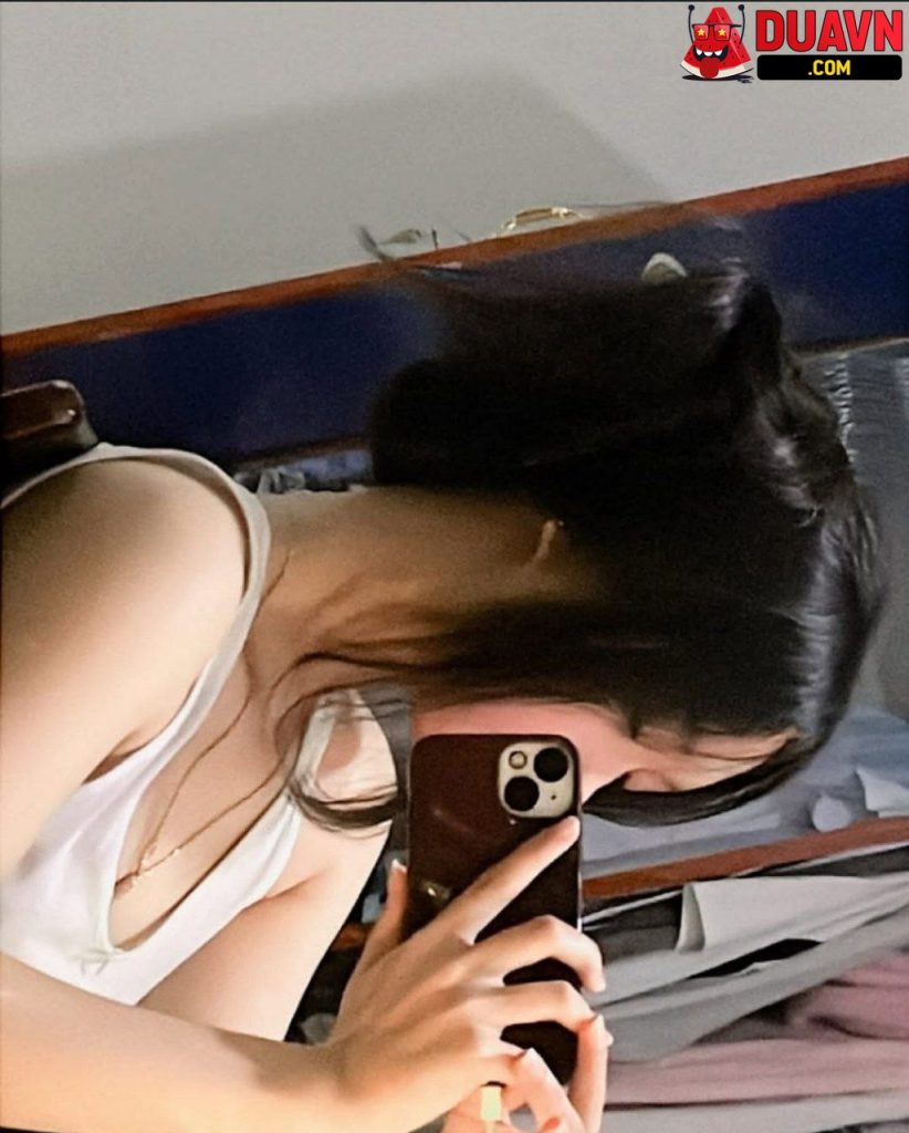 Như Ý – Gái vú to bím không lông show hàng