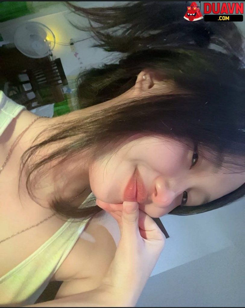Như Ý – Gái vú to bím không lông show hàng