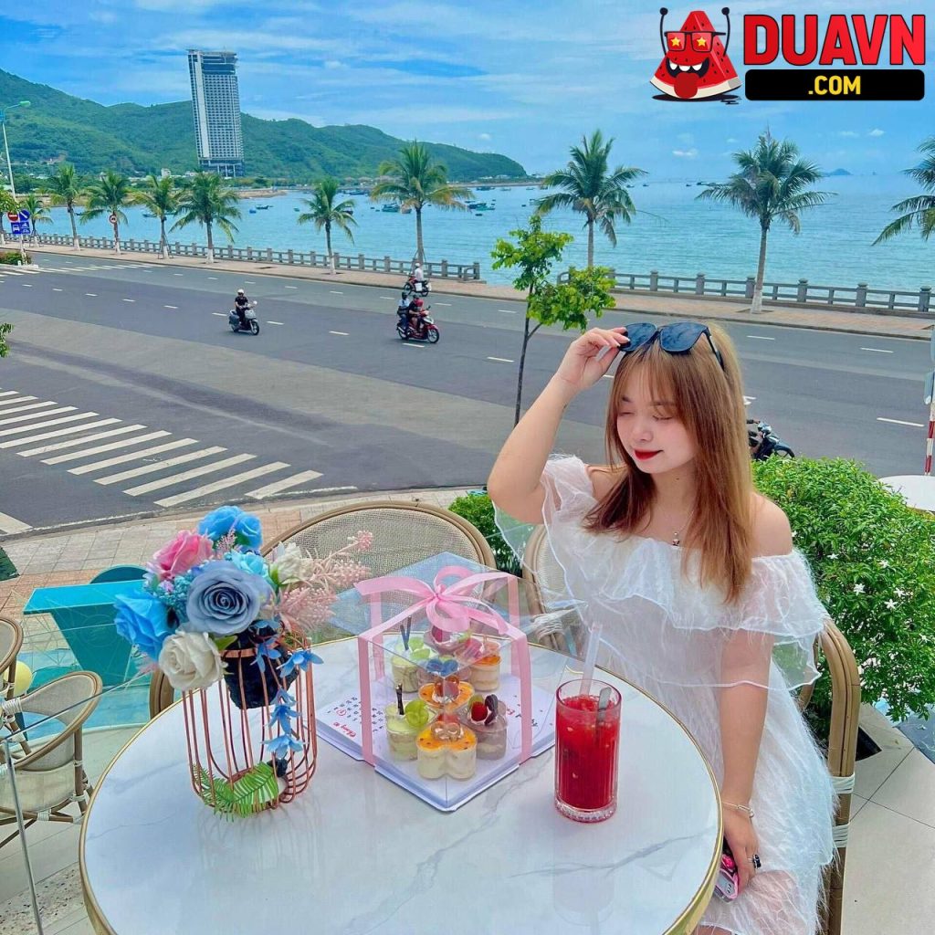 Linh Bé với sở thích show vú
