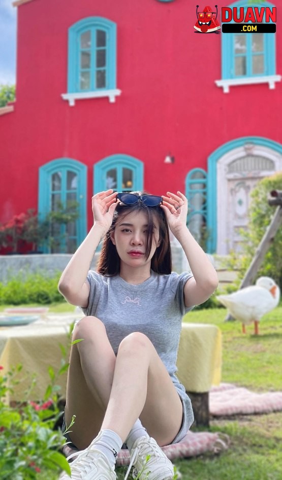 Lại một em vú to hơn đầu